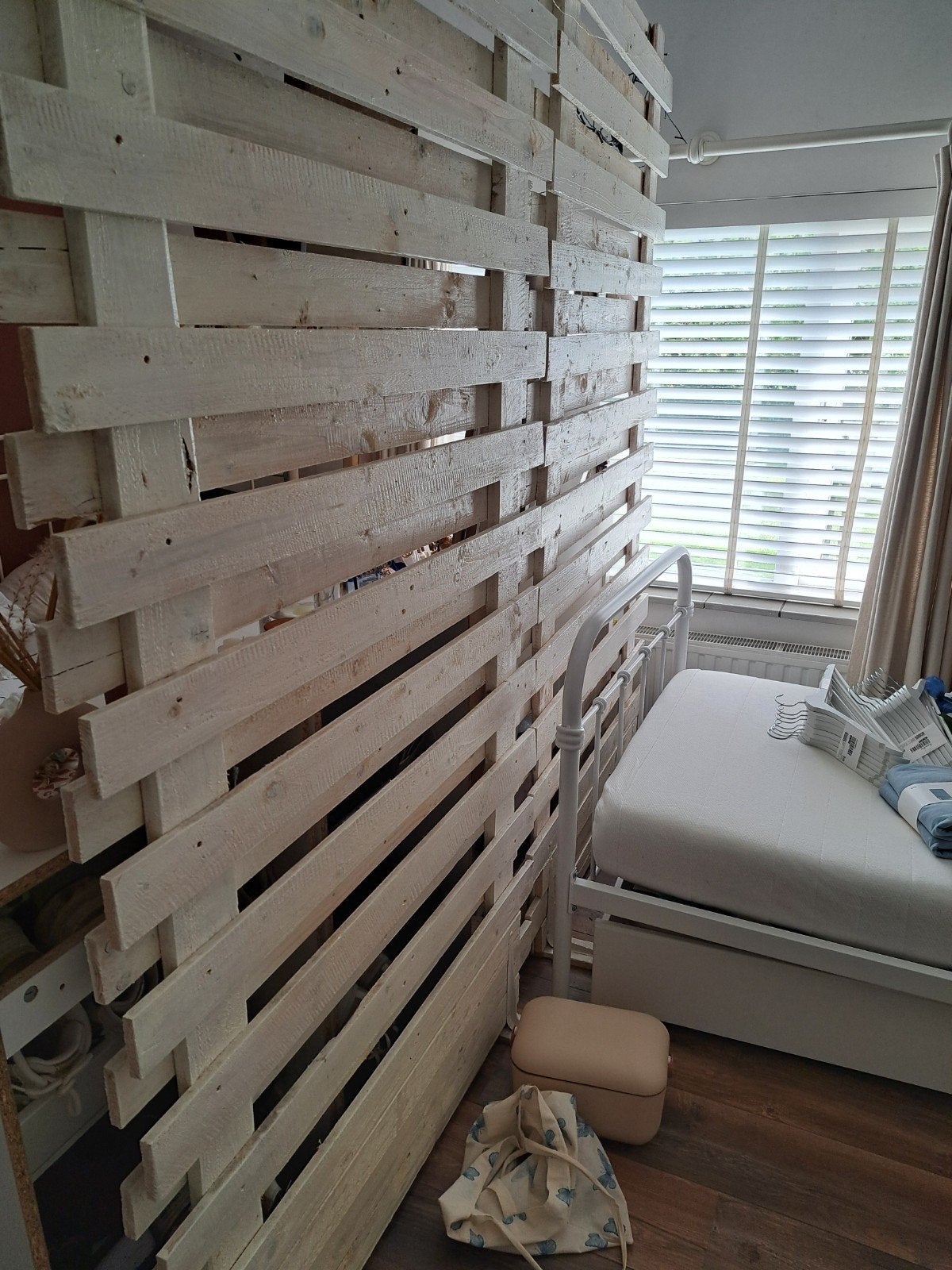 Scheingswand pallethout wit 2x 90 breed, 2 meter hoog, Ophalen, Gebruikt, Minder dan 25 mm, Pallet