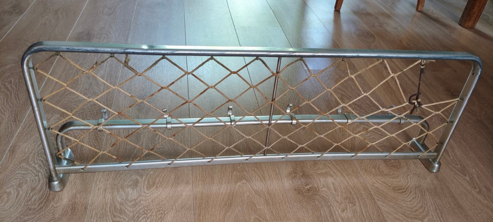 Vintage Treinkapstok met gevlochten bagagenet jaren 60/70, Wandkapstok, Gebruikt, Ophalen of Verzenden, Metaal