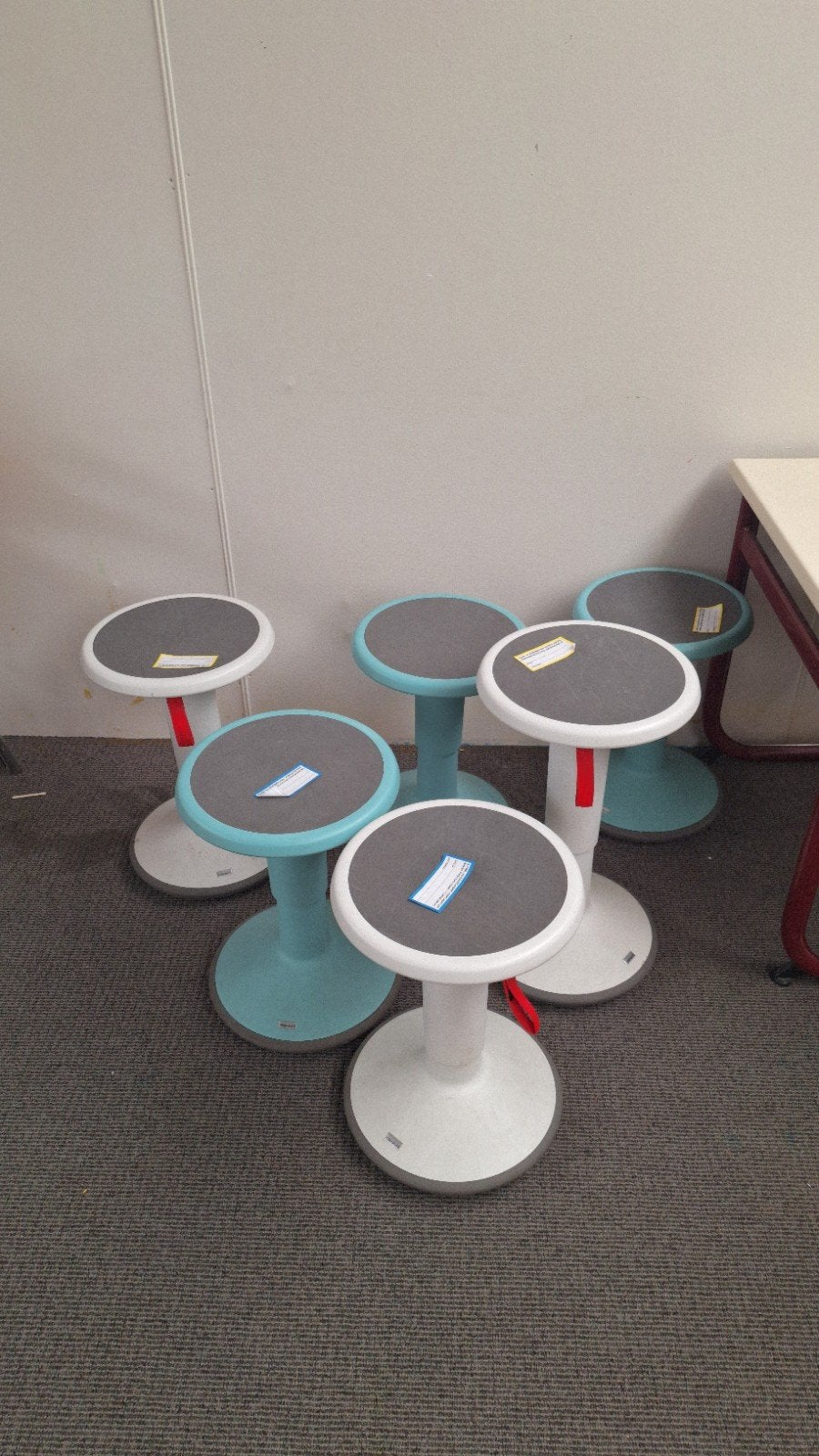 Interstuhl Upis1: Set van 6 ergonomische krukken: 3 wit, 3 g, Ophalen, In hoogte verstelbaar, Gebruikt, Kunststof