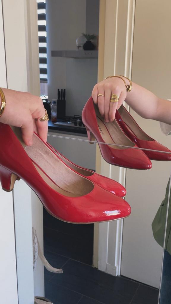 Rode Tamaris Pumps - Zo Goed als Nieuw, Ophalen of Verzenden, Zo goed als nieuw, Rood, Pumps