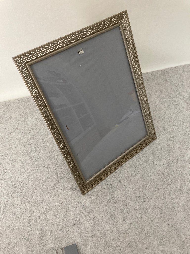 oud fotolijstje met opengewerkte rand, Verzenden