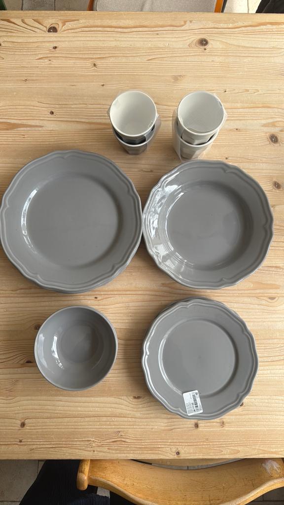 IKEA servies set - borden, kommen en bekers, Ophalen, Gebruikt, Keramiek, Effen