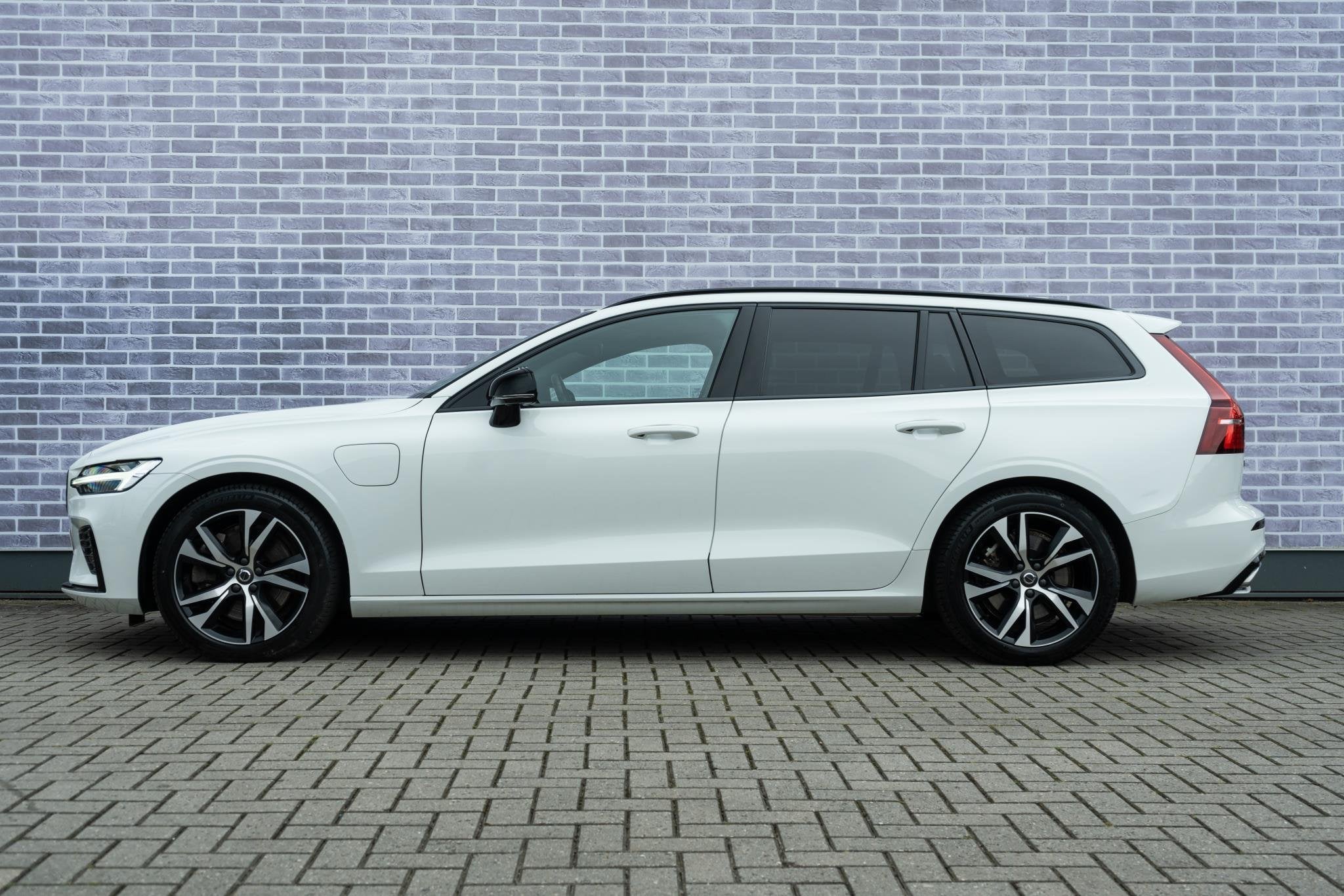 Foto 12 van Volvo V60 2.0 T6 Recharge AWD R-Design | Trekhaak | Adaptiev