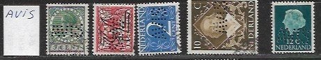 Perfins Nederland  - - -   5  zegels met Perfin  AVIS, Verzenden, Gestempeld