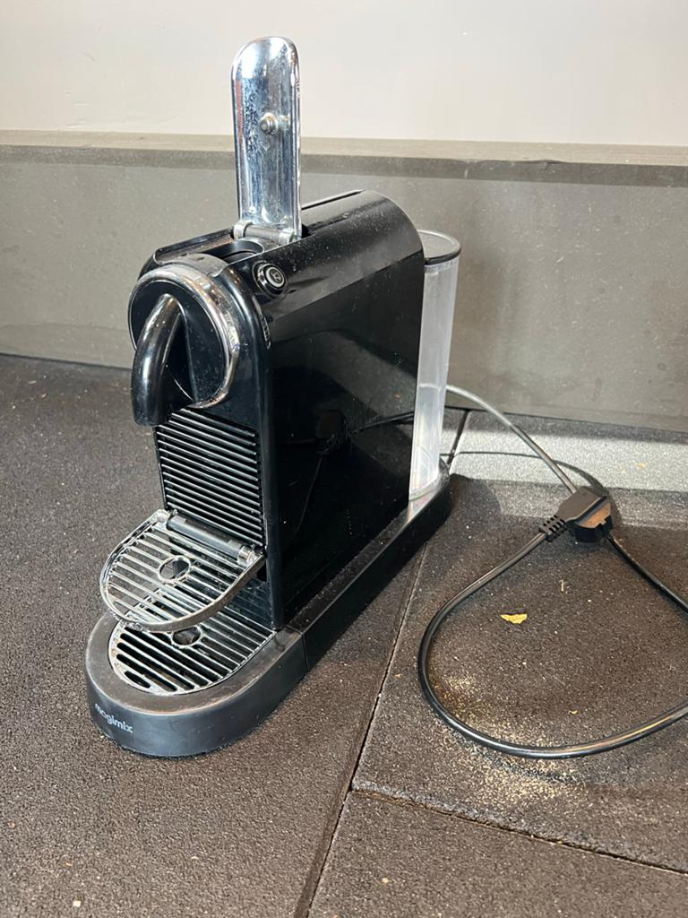 Nespresso koffiezetapparaat voor onderdelen (defect), Witgoed en Apparatuur, Koffiezetapparaten, Espresso apparaat, Ophalen of Verzenden