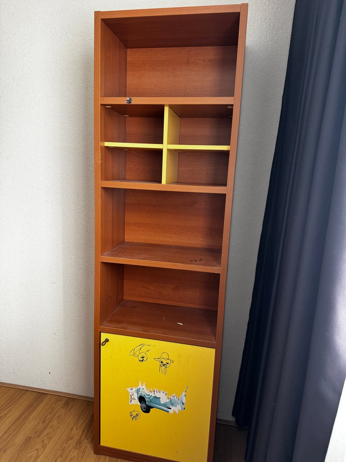 Houten boekenkast met gele accenten en deurtje, Ophalen, Gebruikt, 50 tot 100 cm, B57xh190xd31