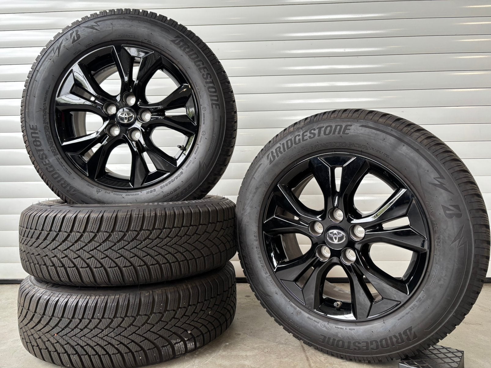 Toyota Yaris Cross Winterset 205/65 R16 Bridgestone Blizzak, Ophalen, Gebruikt, Banden en Velgen, 17 inch