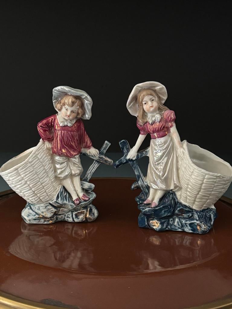 Beeldjes: Jongentje en Meisje met bloemenmandjes bij hekje., Antiek en Kunst, Antiek | Porselein, Ophalen of Verzenden