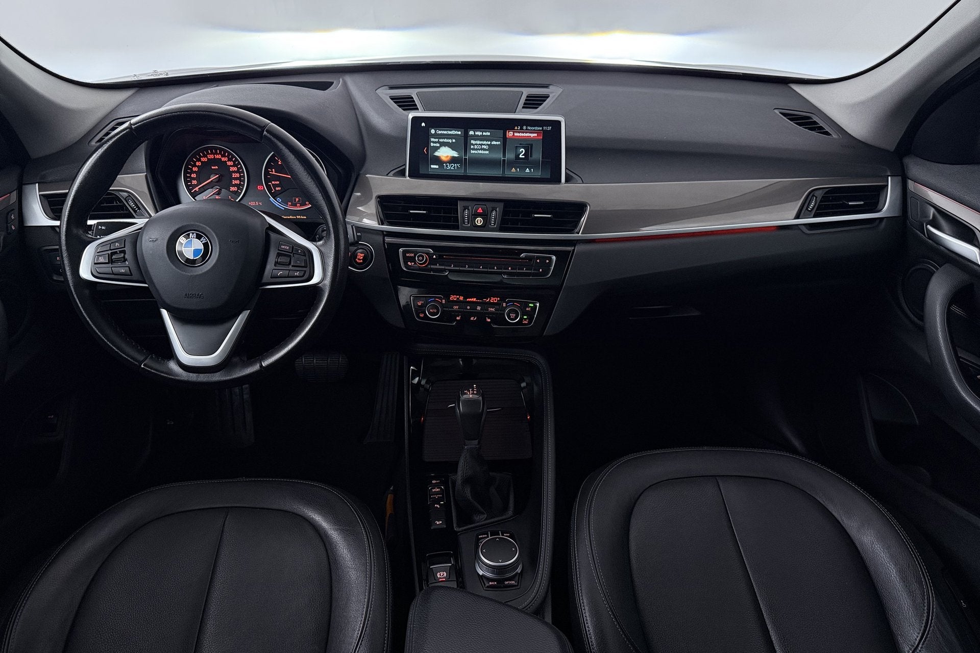 BMW X1 XDrive20i High Executive (PANORAMADAK, CAMERA, TREKHA, Auto's, 1998 cc, Gebruikt, 2000 kg, Zwart