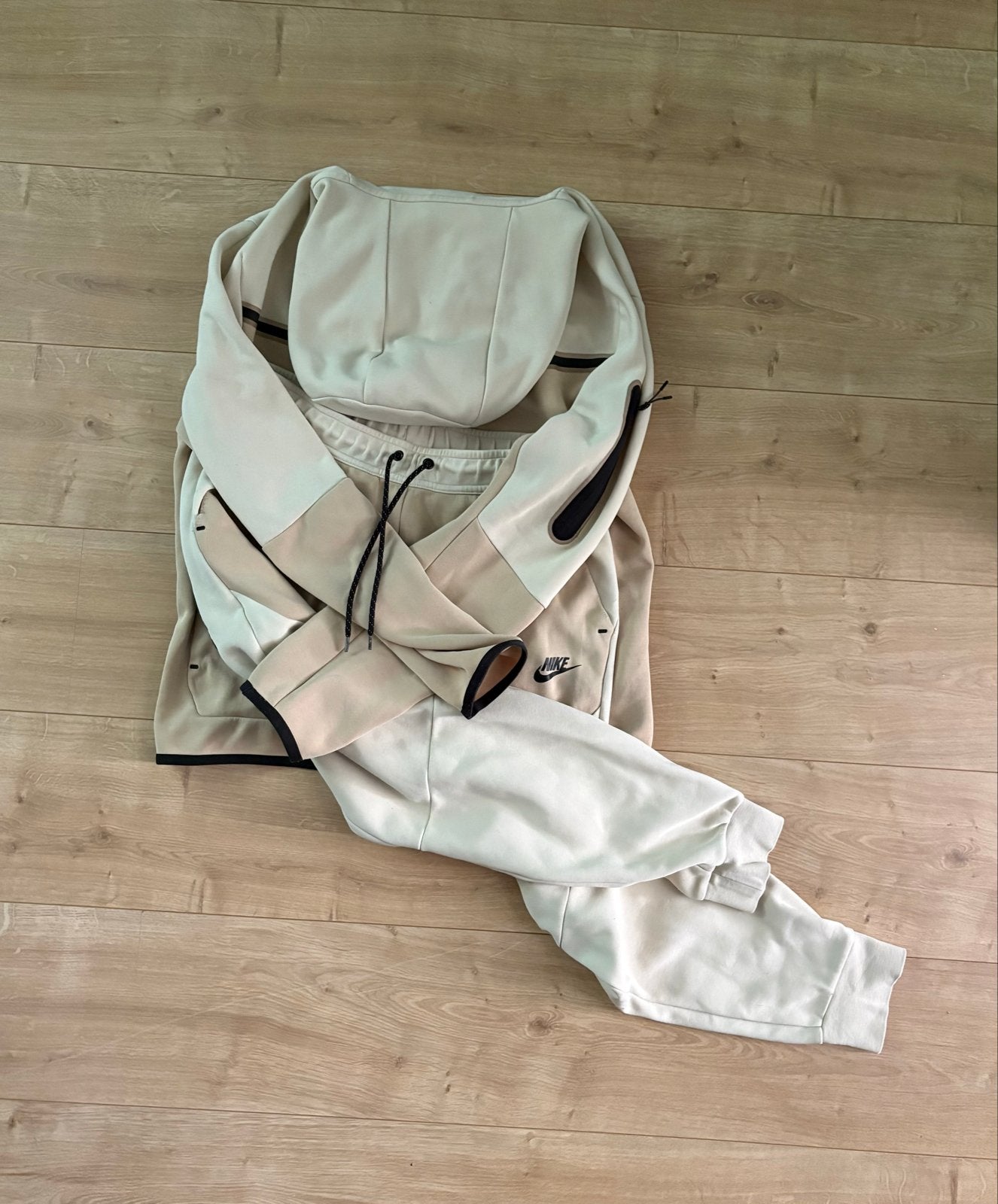 Nike Tech Fleece Trainingspak - Beige - Maat M, Kleding | Heren, Sportkleding, Maat 48/50 (M), Beige, Nieuw, Ophalen of Verzenden