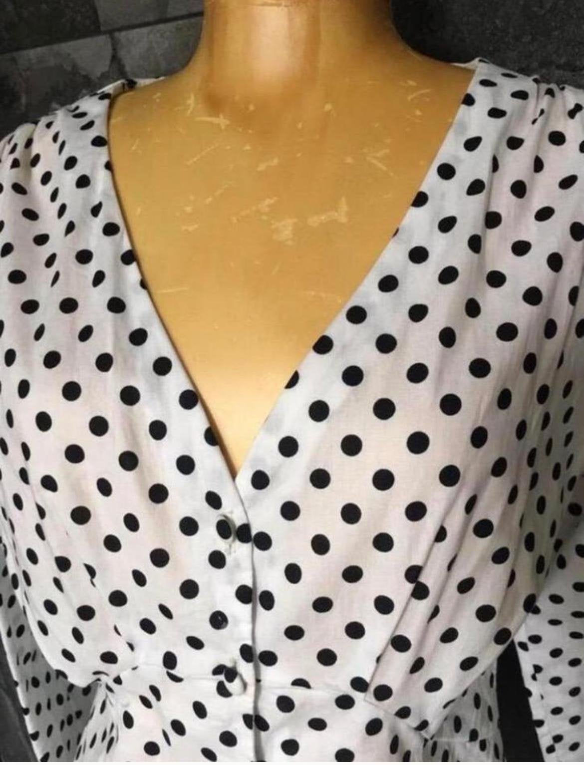 Nieuwe NA-KD blouse met polkadot print in zwart en wit, Ophalen of Verzenden, Zo goed als nieuw, Maat 36 (S), Wit
