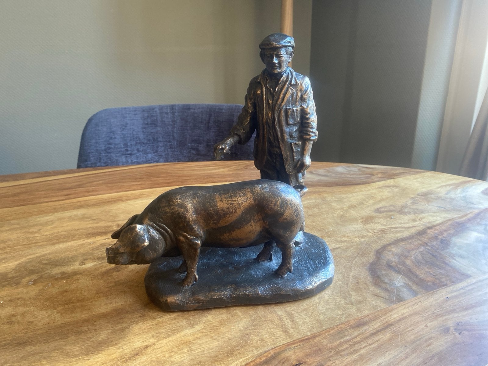 beeld Man met varken, Ophalen of Verzenden, 20 - 50 cm, Beeld, Bruin