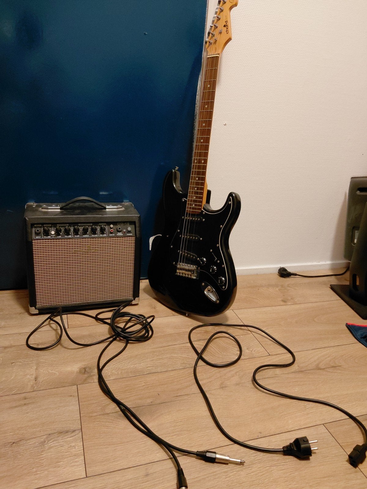 Elektrische gitaar met tas, speaker en alle kabels, Ophalen of Verzenden, Solid body, Overige merken