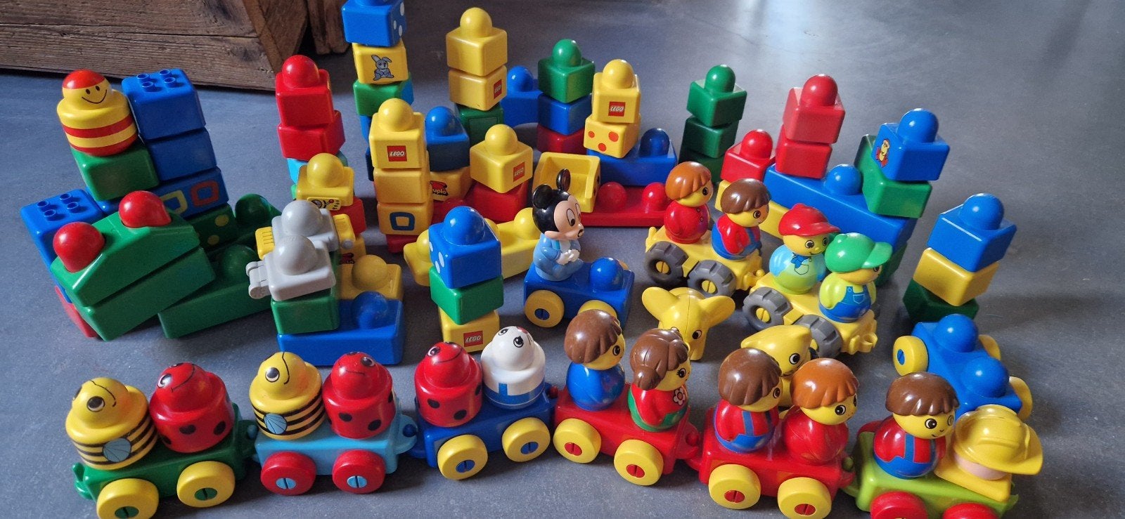 Grote partij LEGO Primo met treinen en figuren, Gebruikt, Ophalen of Verzenden, Duplo, Inclusief minifiguren