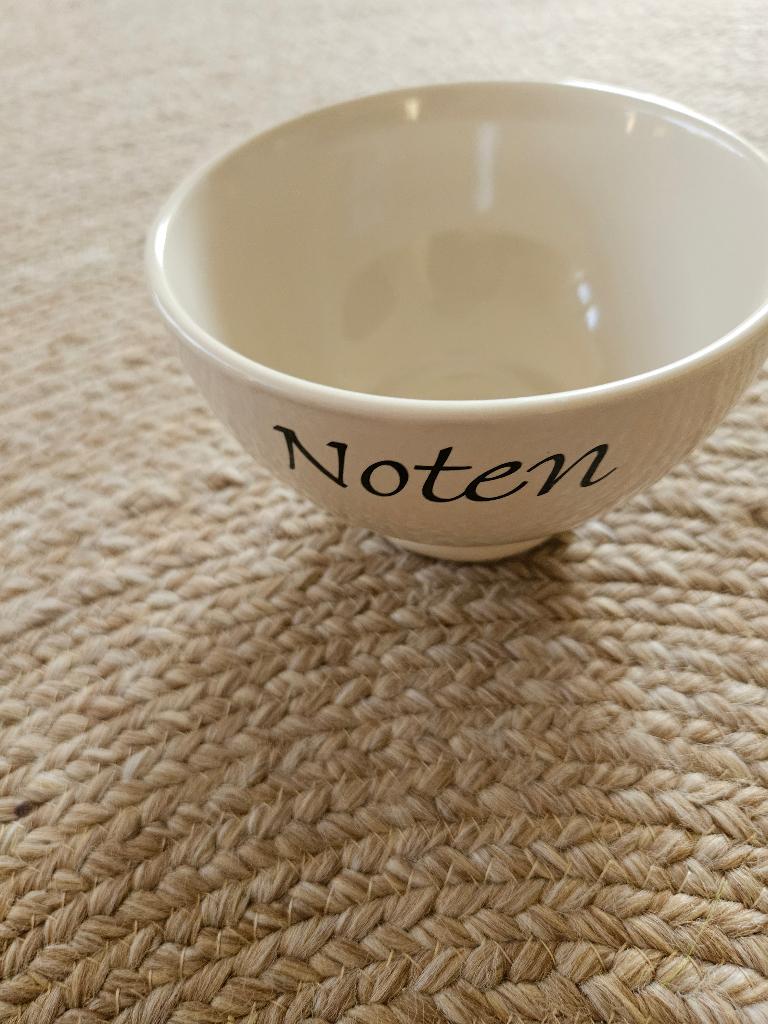 Schaaltje: "noten, snacks, pinda's", Ophalen of Verzenden, Overige stijlen, Aardewerk, Schaal of Schalen