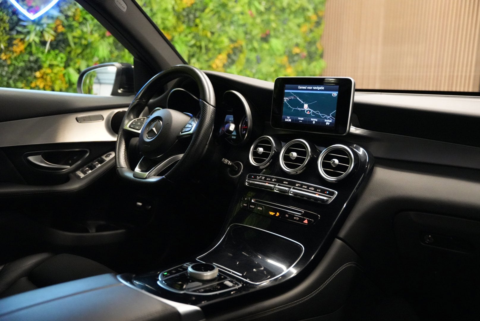 Mercedes-Benz GLC-klasse 250 4MATIC AMG / Luchtvering / Trek, Dealer onderhouden, 15 km/l, Gebruikt, Zwart