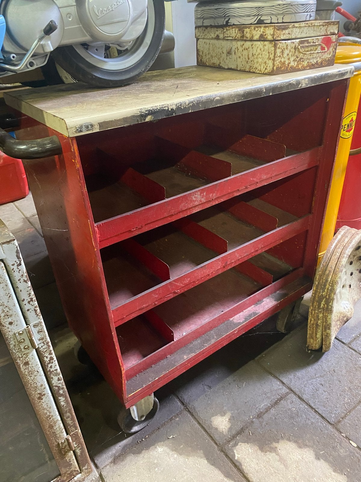 Vintage rode gereedschapswagen met wielen, Ophalen