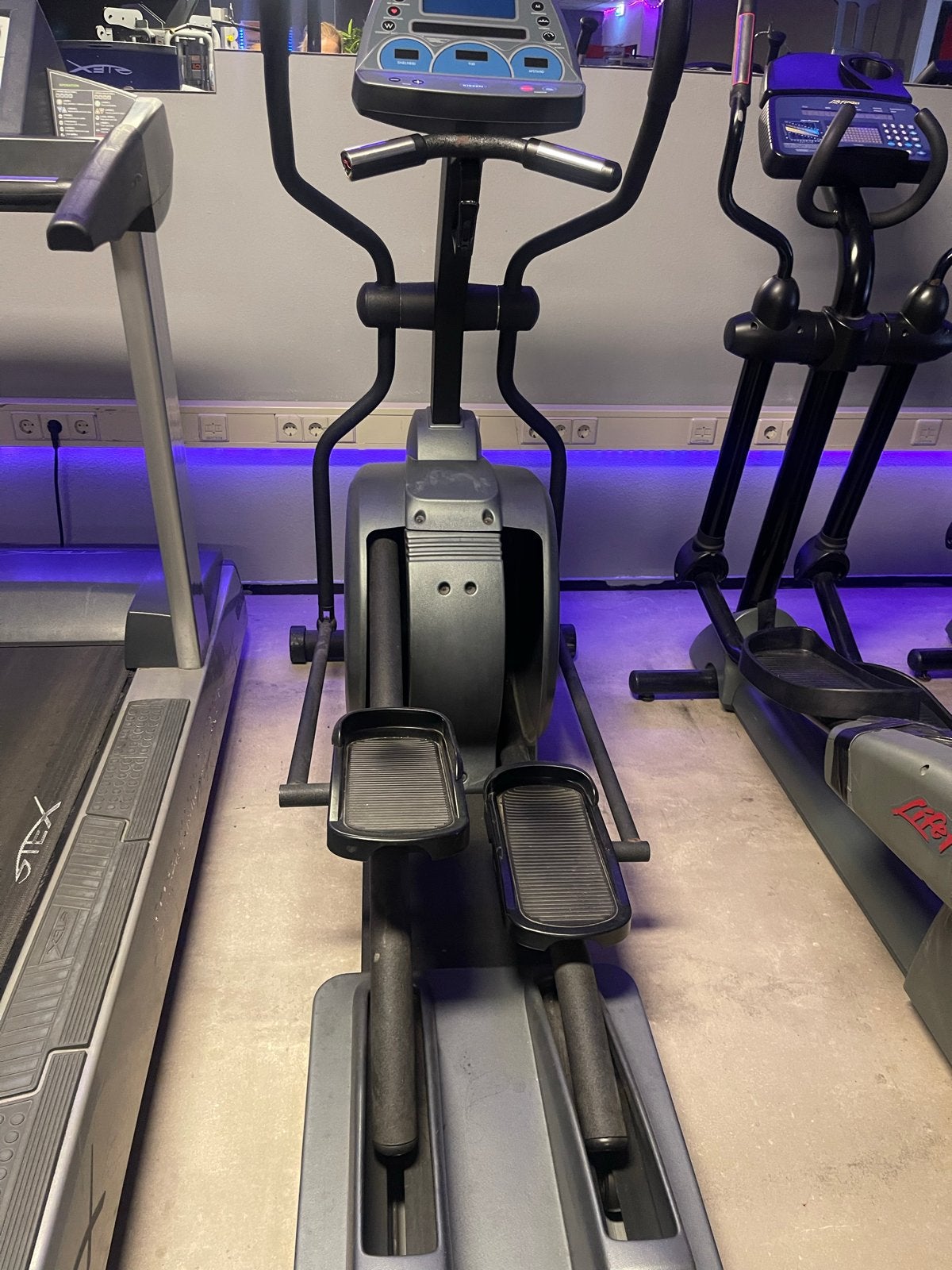 Foto 5 van Diverse fitnessapparatuur: hometrainer, crosstrainer, stepap