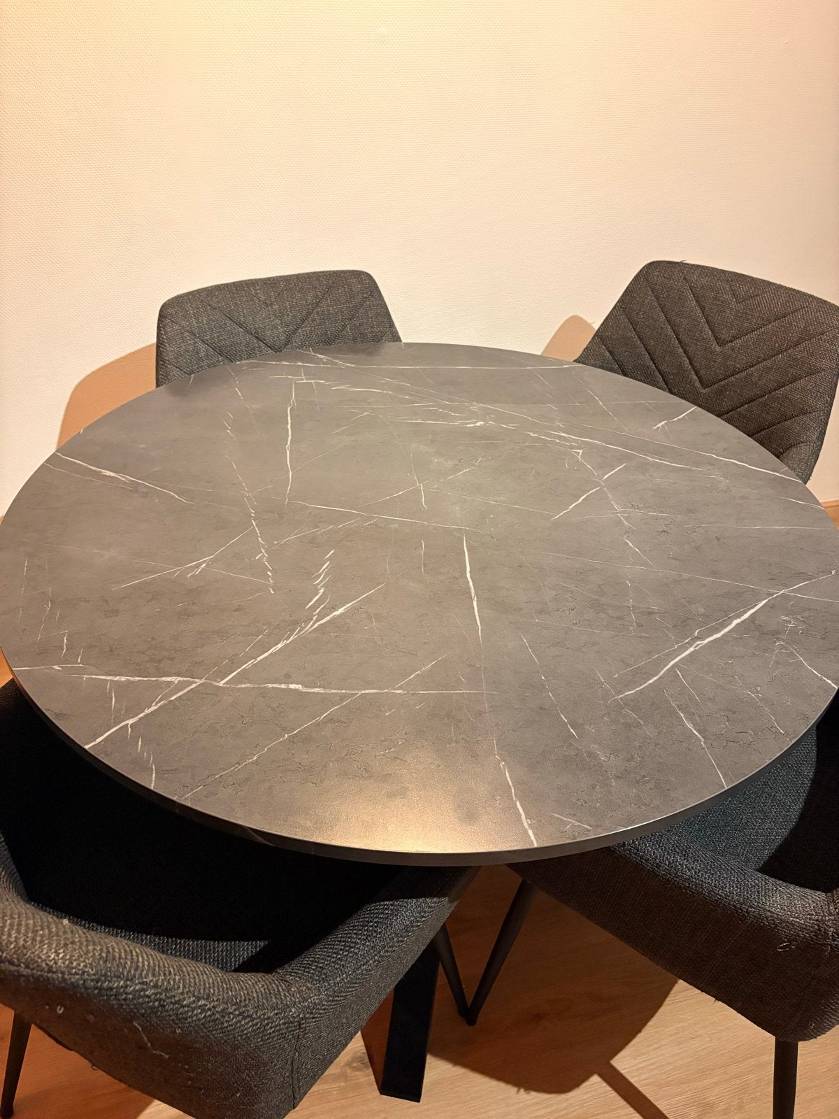 Foto 3 van Moderne ronde eettafel met 4 stoelen