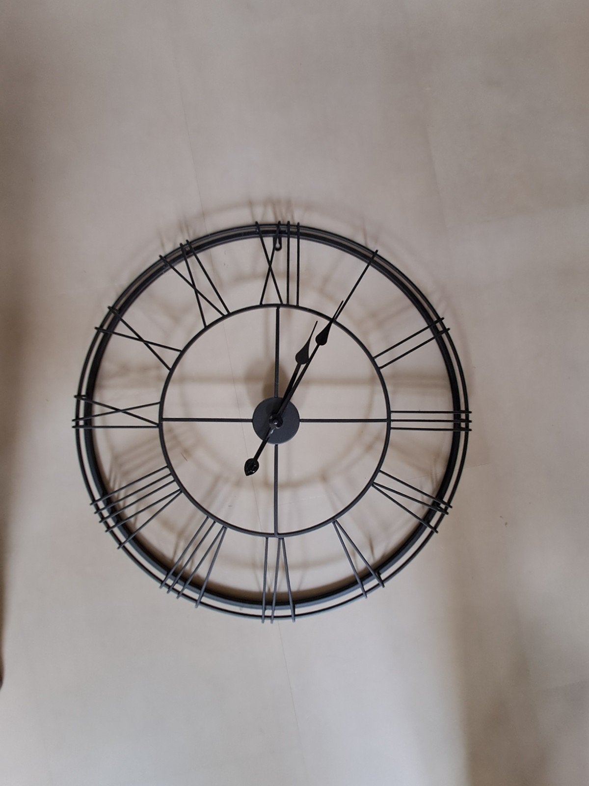 Wandklok - Zwart metaal, Ophalen of Verzenden, Zo goed als nieuw, Zwart, Wandklok