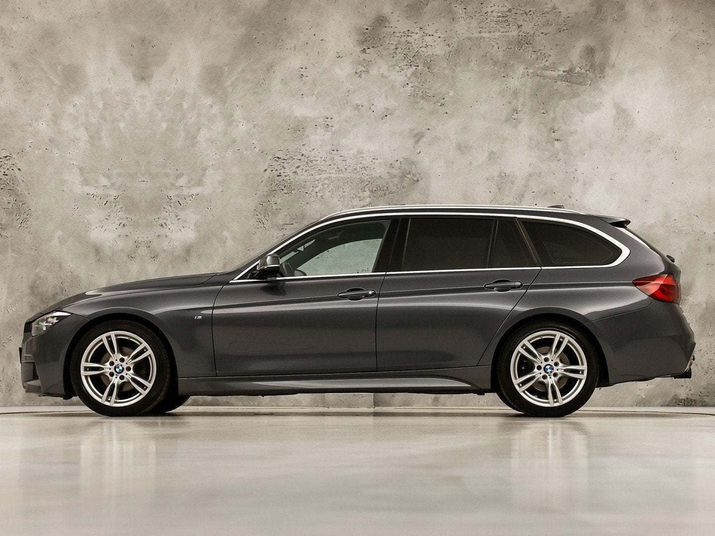 BMW 3 Serie 318i M Sport Automaat (PANORAMADAK, M PAKKET, GR, Auto's, Automaat, Gebruikt, Euro 6, 1465 kg