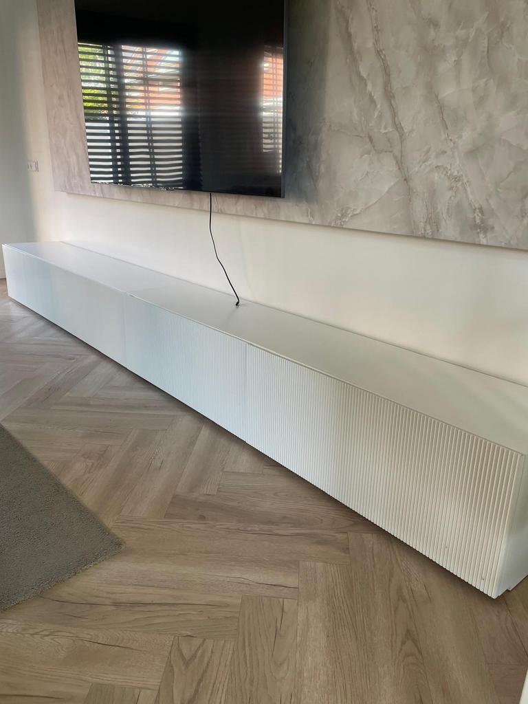 Strak gebroken wit tv-meubel tv kas met geribbelde fronten, Overige materialen, Ophalen of Verzenden, Zo goed als nieuw, 200 cm of meer