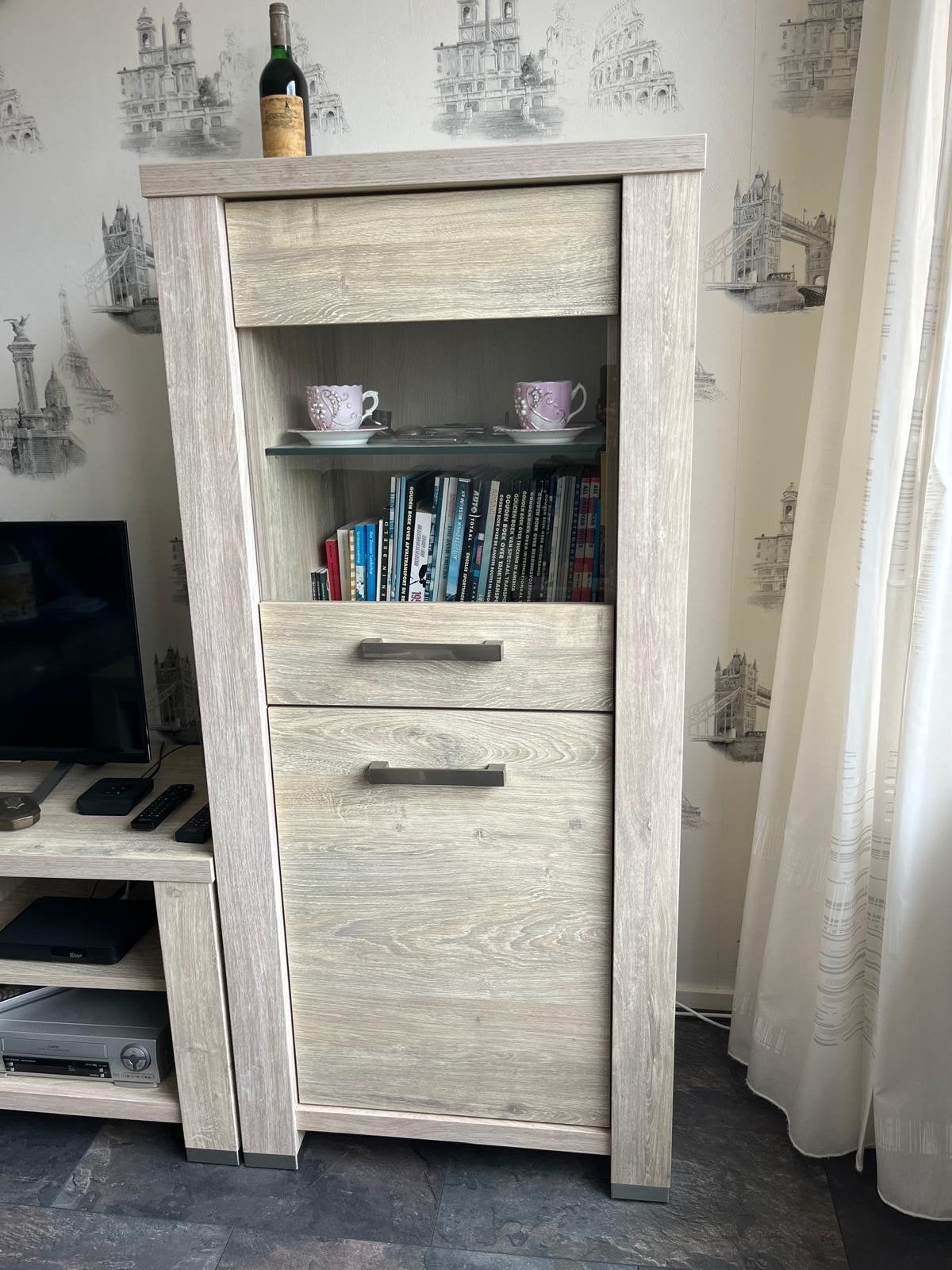 Vitrine kast, Ophalen