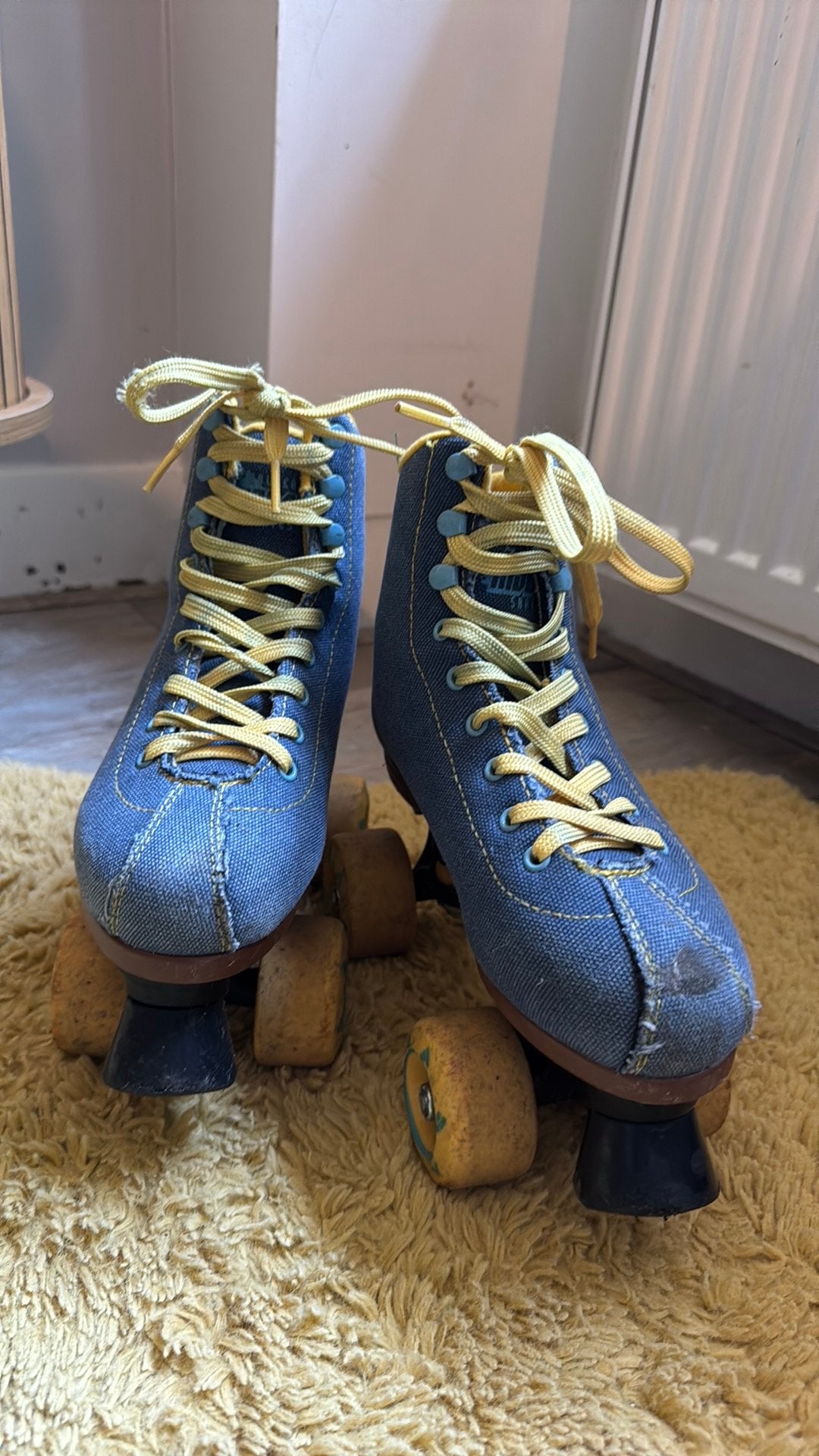 jeans gele y2k rolschaatsen, Kinderen en Baby's, Speelgoed | Buiten | Rolschaatsen, Ophalen of Verzenden, Gebruikt