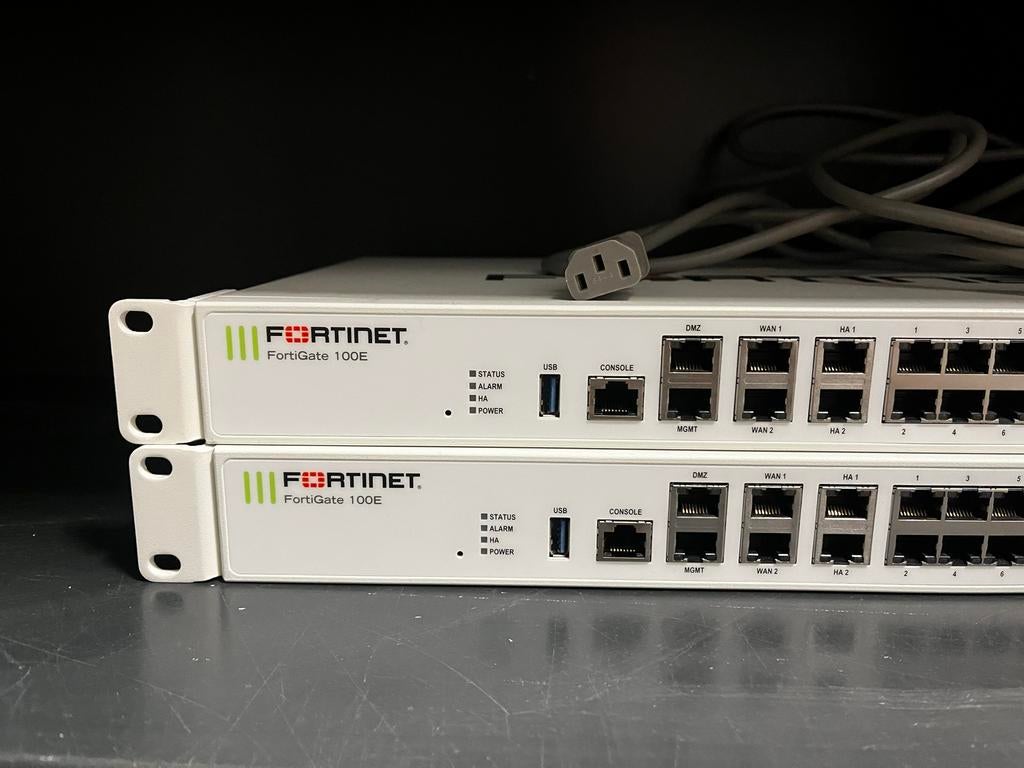 2x Fortinet FortiGate 100E, Computers en Software, Ophalen of Verzenden, Gebruikt, Router