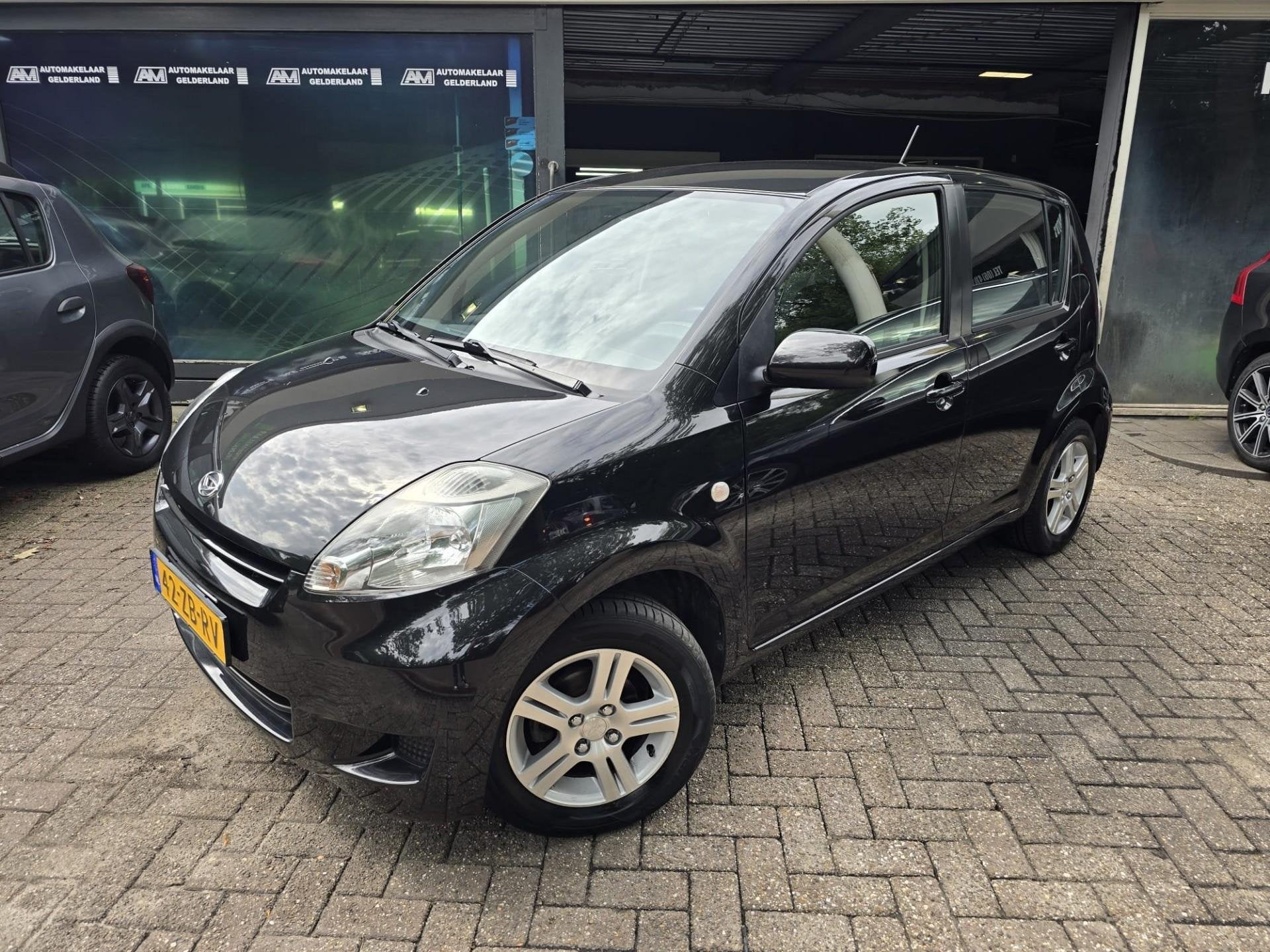 Daihatsu Sirion 2 1.0-12V Premium | 1E EIGENAAR |3/6 OF 12MN, Auto's, Voorwielaandrijving, Stof, Gebruikt, Zwart