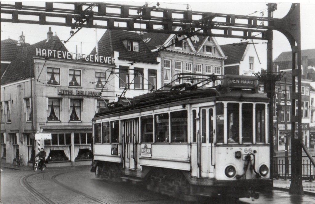 Leiden, Gele Tram HTM op de Blauwpoortsbrug. 6381, Ophalen of Verzenden, 1960 tot 1980, Ongelopen, Zuid-Holland