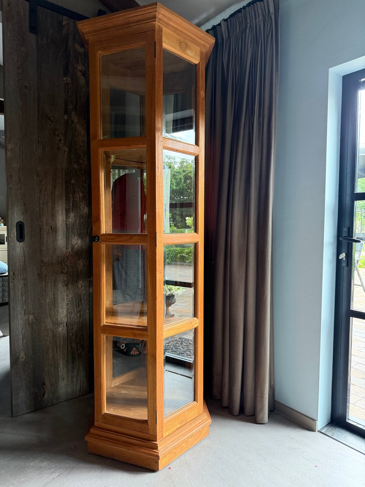 Teak houten vitrinekast met glas., Ophalen, Gebruikt, Teakhout, 50 tot 100 cm