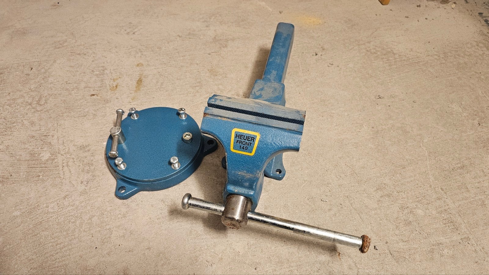 Originele bankschroef Heuer front 140mm met montage plaat, Doe-het-zelf en Verbouw, Werkbanken, Ophalen, Nieuw, Bankschroef