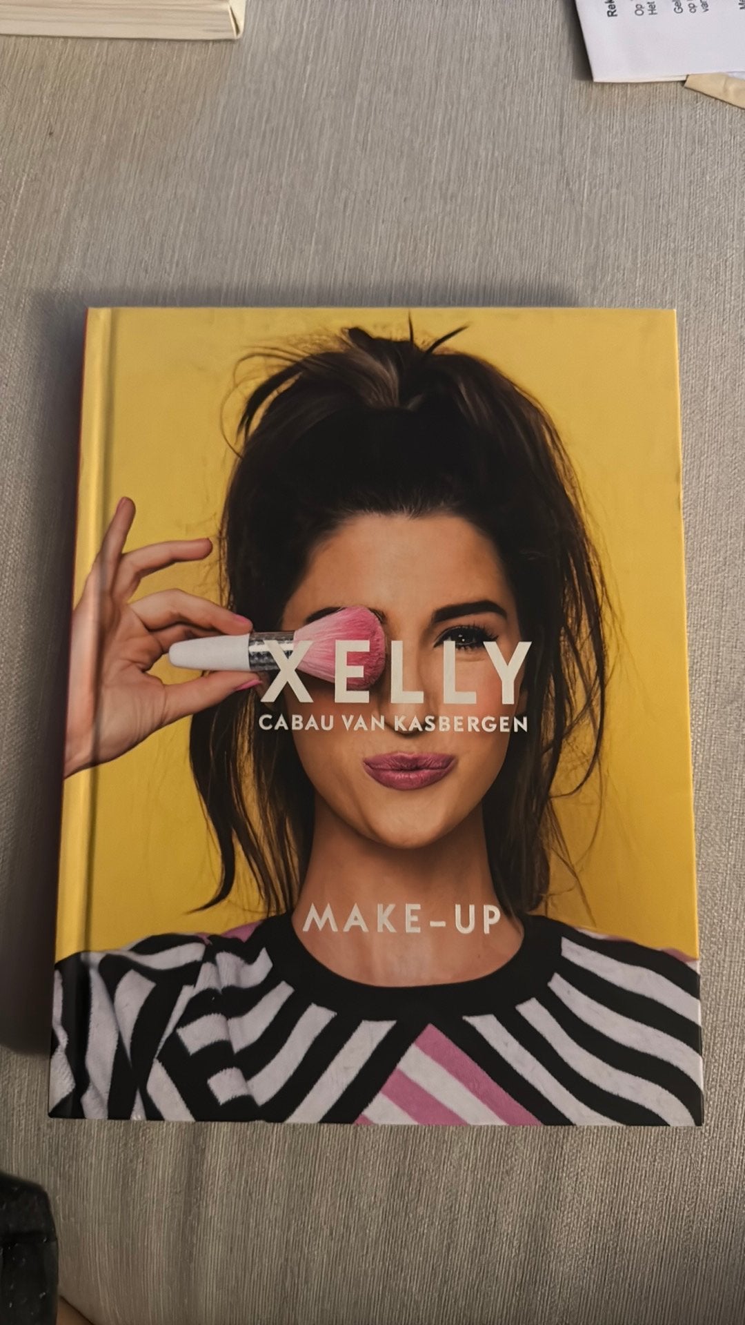 Boek: Xelly cabau van kasbergeb: MAKE-UP, Ophalen of Verzenden, Zo goed als nieuw, Overige onderwerpen
