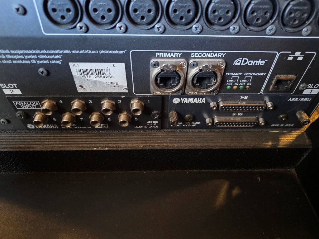 Yamaha QL1 Digitale Mengtafel met Flightcase en AES16 kaart, Ophalen of Verzenden, Gebruikt, 20 kanalen of meer, Microfooningang