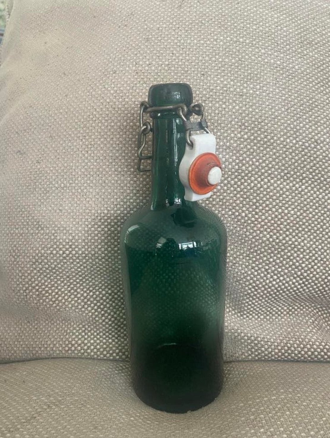 Vintage beugelfles groen met een porceleinen dop, Antiek en Kunst, Ophalen of Verzenden