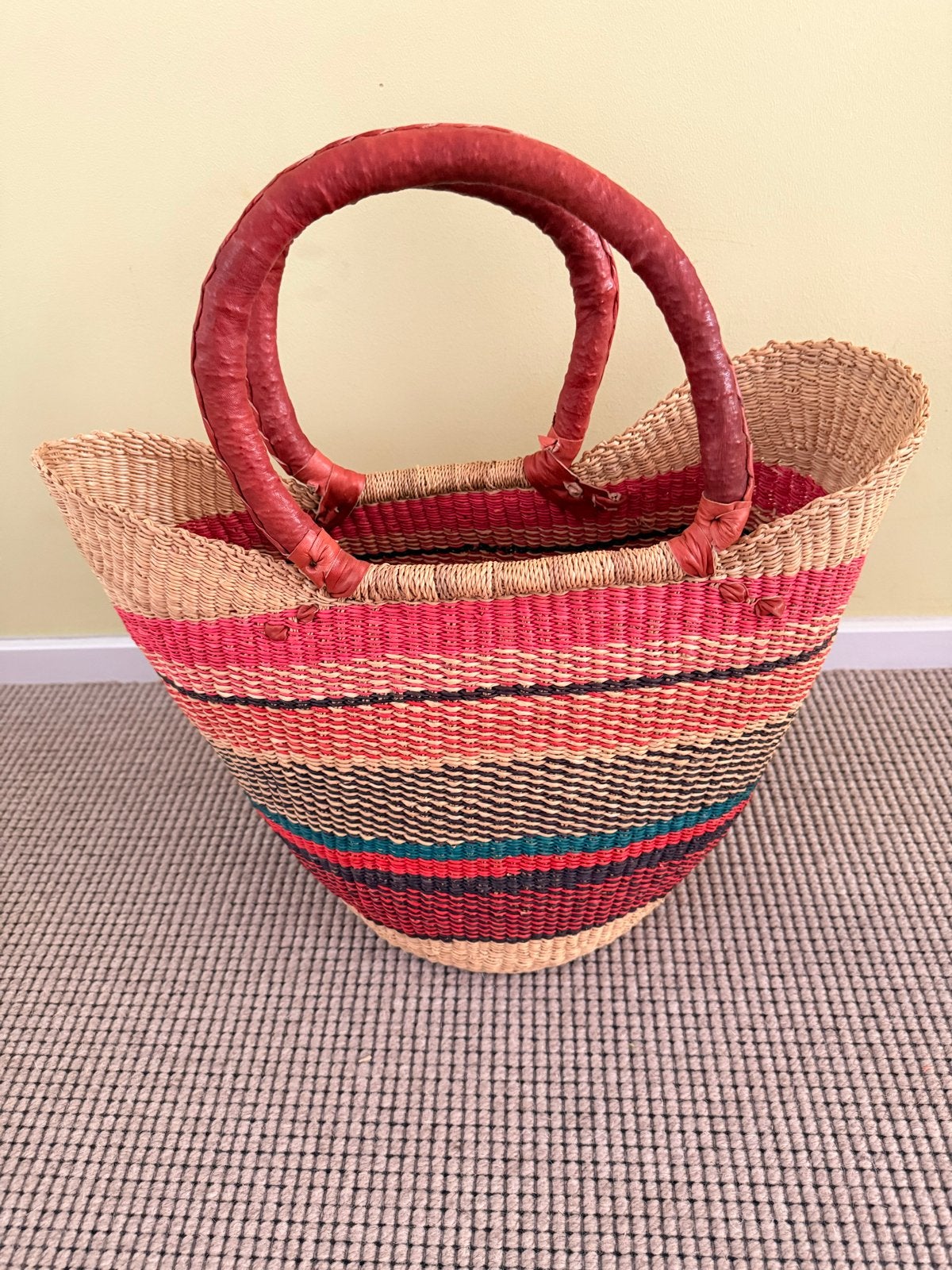 Handgeweven Ghana Bolga mand met leren handvatten, Huis en Inrichting, Woonaccessoires | Schalen en Manden, Gebruikt, Mand, Rond