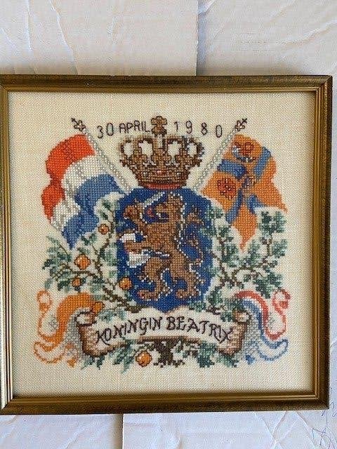oud borduursel en tegel koningen Beatrix 1980 in lijst., Verzamelen, Koninklijk Huis en Royalty, Ophalen of Verzenden, Zo goed als nieuw