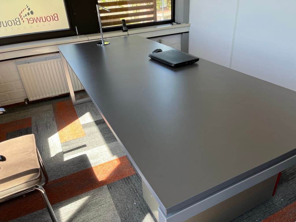 Groot bureau met verrijdbaar ladenblok (in Apeldoorn), Huis en Inrichting, Bureaus, Gebruikt, Overige typen, Overige merken, Modern