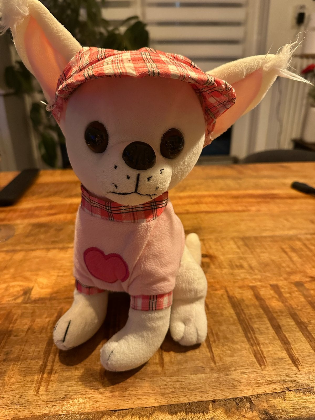 Schattige Chihuahua knuffel met roze outfit, Zo goed als nieuw, Met kleding of accessoire, Roze, Klein (minder dan 20 cm)