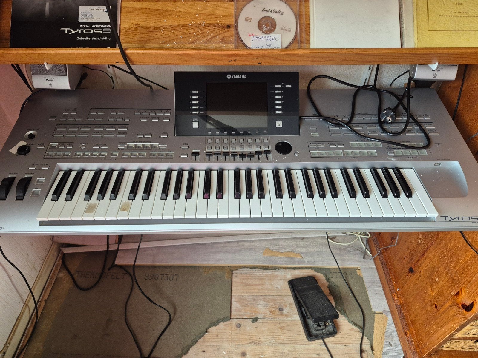 Yamaha Tyros 3 Digital Workstation met speakers, Muziek en Instrumenten, Ophalen, 61 toetsen, Gebruikt, Midi-aansluiting