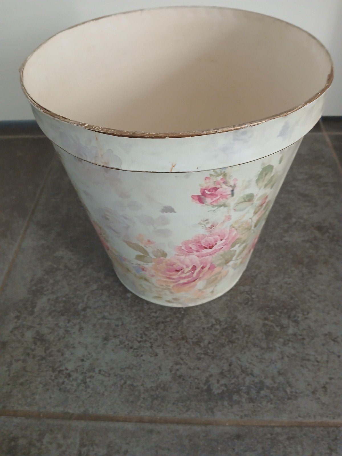 Prachtige prullenbak met mooie bloemen in zachte kleuren., Huis en Inrichting, Woonaccessoires | Prullenbakken, Ophalen, Zo goed als nieuw