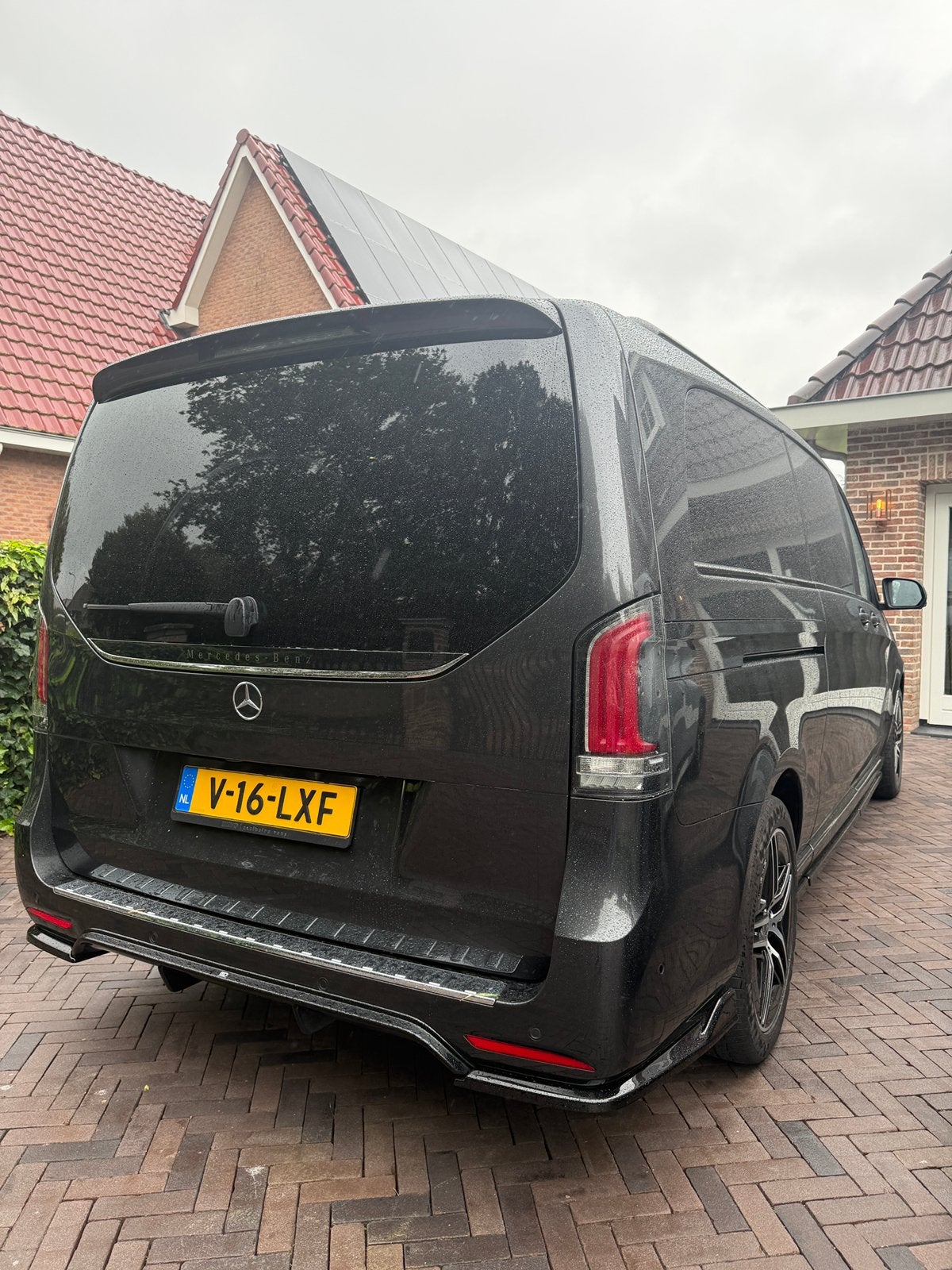 Mercedes V-klasse 300 XXL te koop nieuwstaat! B.J. 2024, Automaat, Dealer onderhouden, Lichtsensor, Zwart