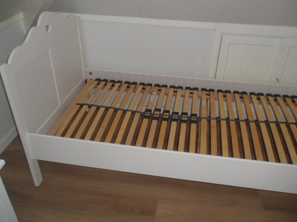 Wit bed hartjes met lattenbodem 90 x 200 cm (evt. 2 st), Kinderen en Baby's, Kinderkamer | Bedden, Ophalen, 85 tot 100 cm, Gebruikt