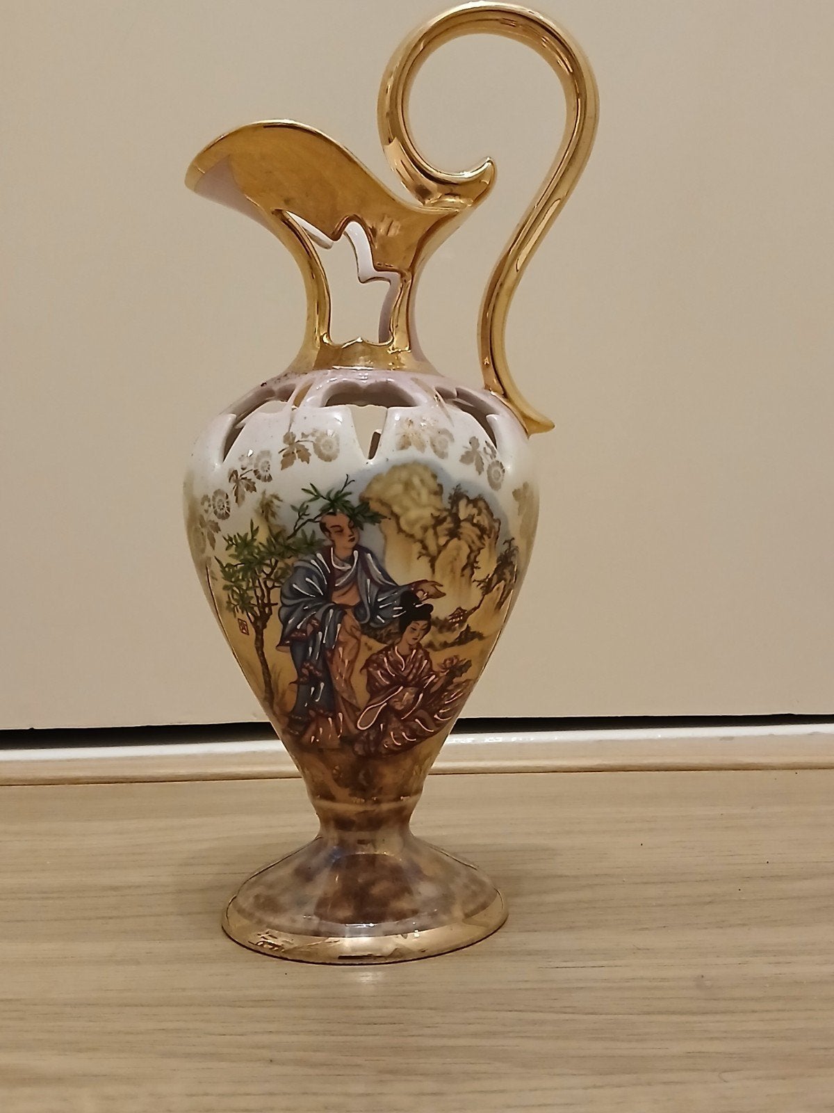 Vaas met oor, kleur goud en diverse kleuren in de afbeelding, Antiek en Kunst, Antiek | Vazen, Ophalen of Verzenden