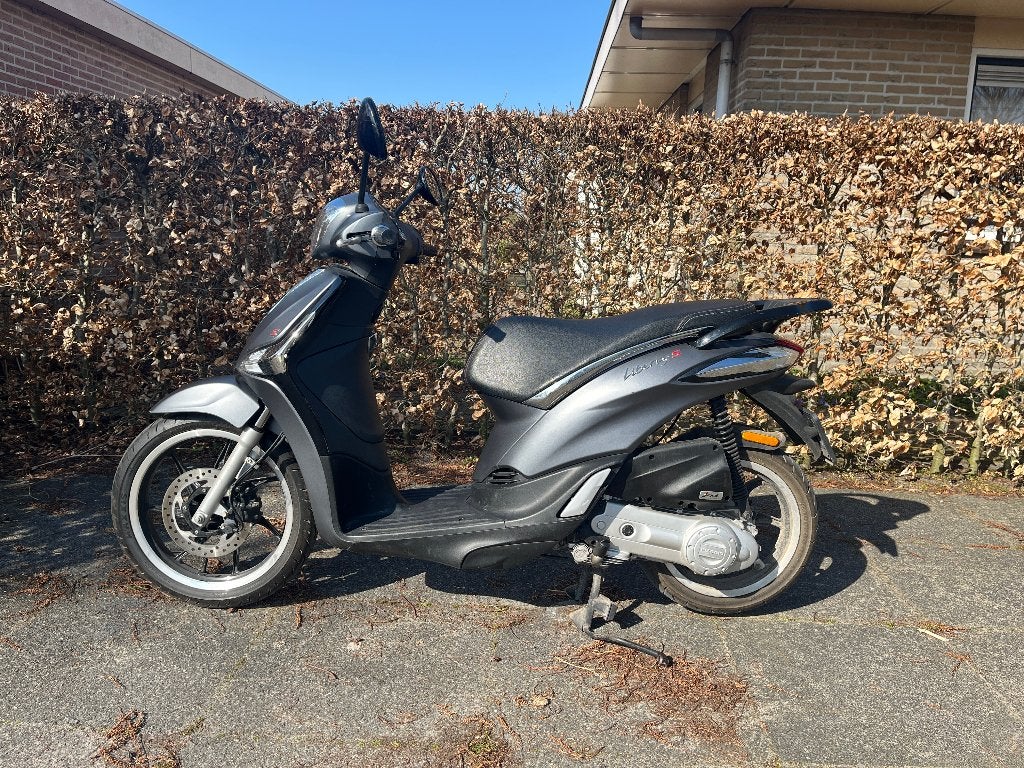 Zwarte Piaggio Liberty 50 S In Nieuwstaat Slechts 5000 Km, Fietsen en Brommers, Ophalen, Overige modellen, Maximaal 45 km/u, Zo goed als nieuw