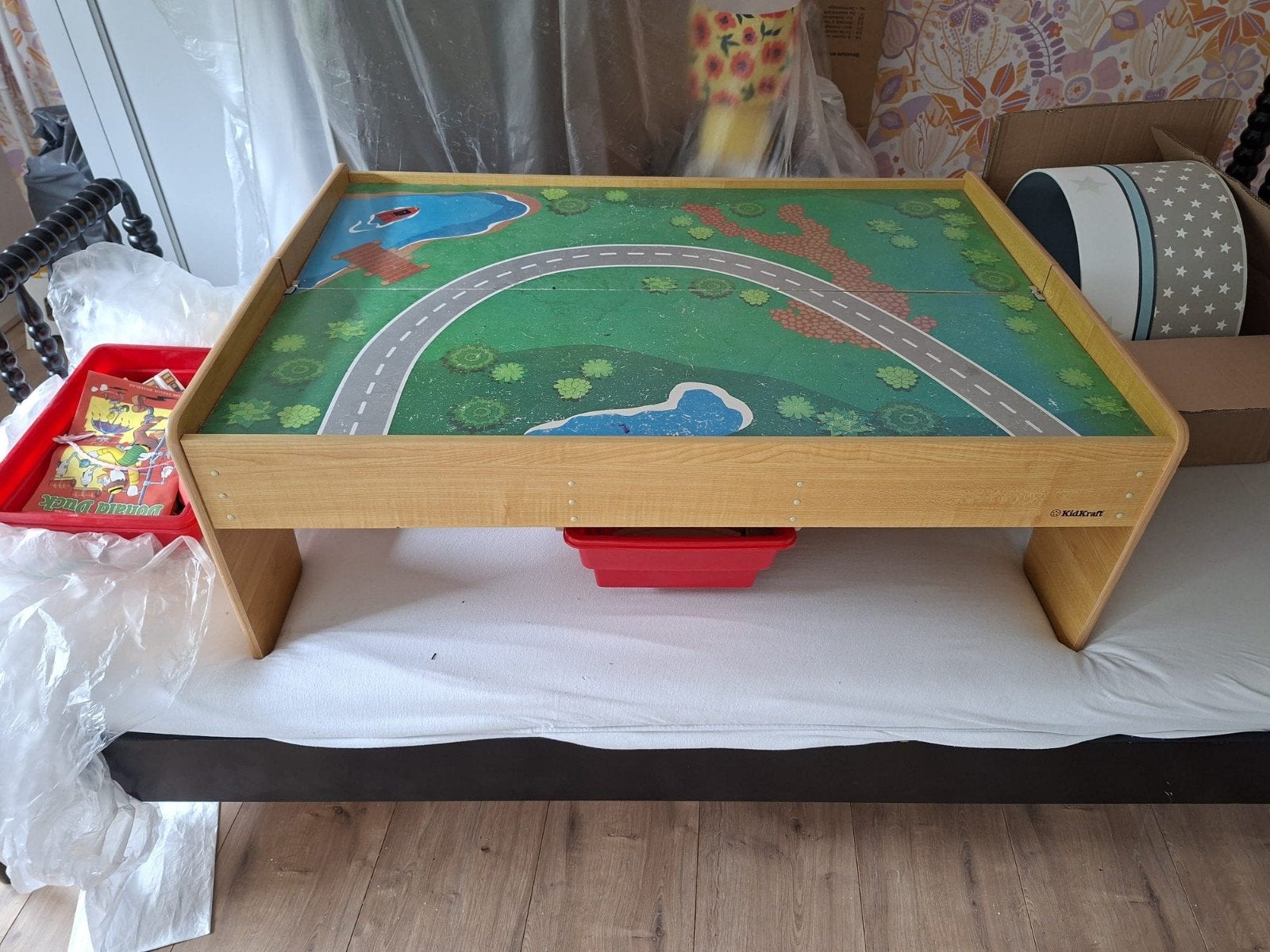 KidKraft Speeltafel met Opbergbakken zonder treinen, Kinderen en Baby's, Speelgoed | Overig, Gebruikt, Jongen of Meisje, Verzenden