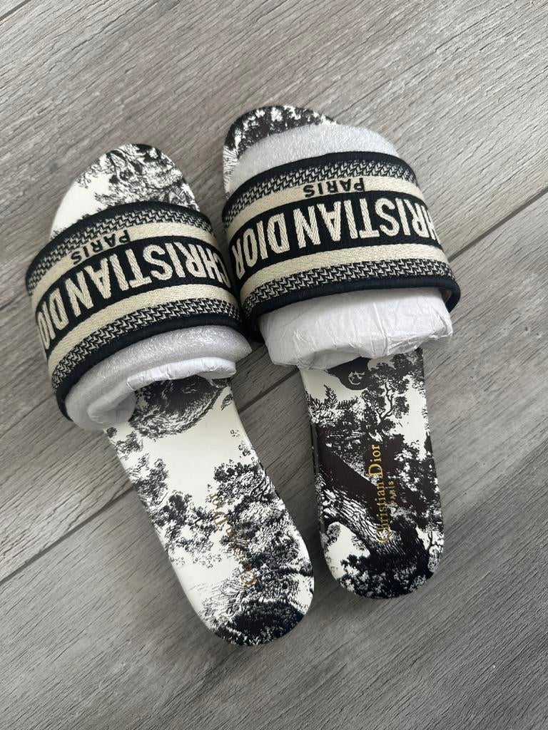 Slippers - Zwart/Wit maat 38, Kleding | Dames, Ophalen of Verzenden, Zo goed als nieuw, Zwart, Slippers