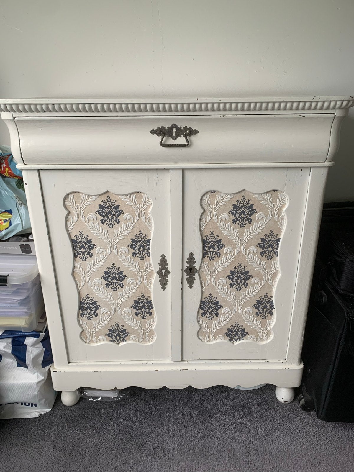 Vintage witte meidenkast met sierlijke deuren, Antiek en Kunst, Ophalen