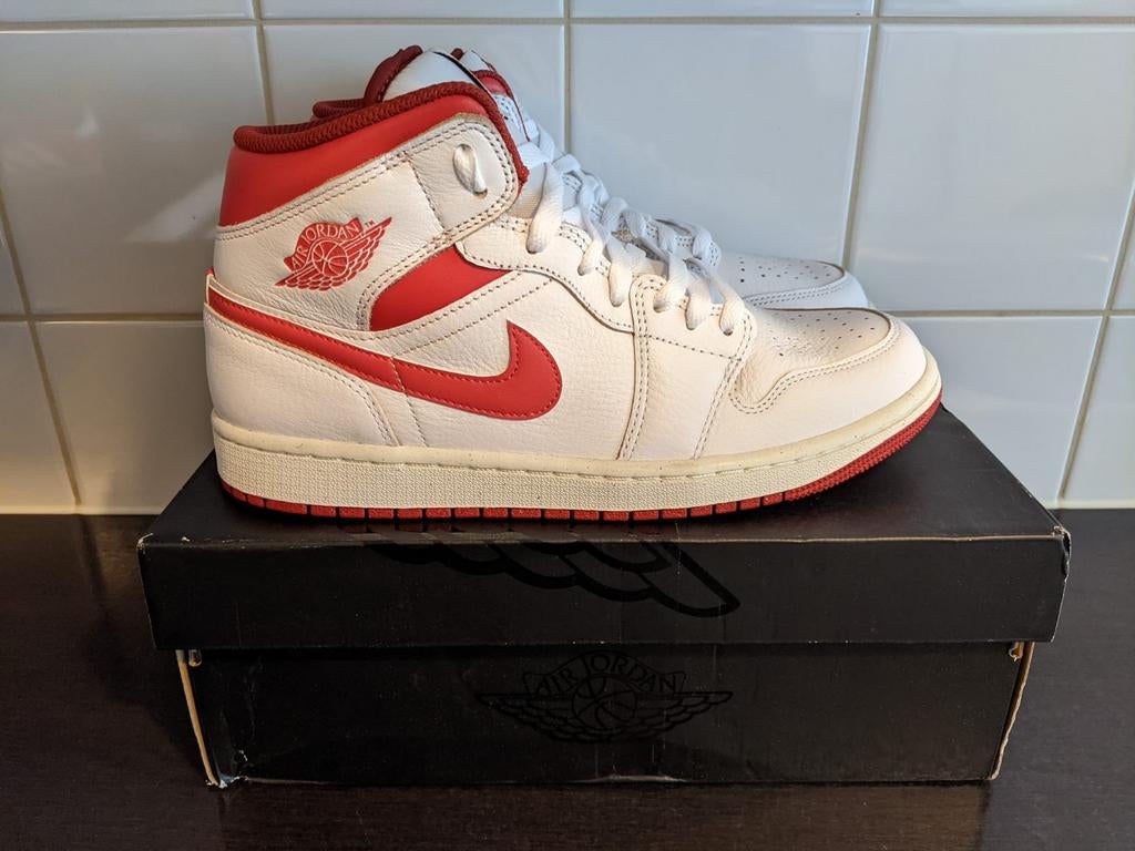 Nieuwe Jordan 1 Mid Dune Red Maat 42 & 42.5, Overige kleuren, Nieuw, Ophalen of Verzenden, Sneakers of Gympen